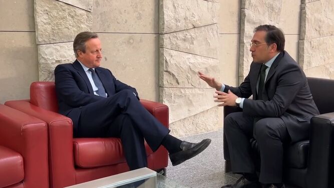 El ministro de Exteriores, José Manuel Albares, con su homólogo británico, David Cameron, este martes.