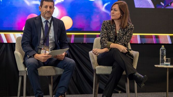 Joaquim Boadas, secretario general de Fecasarm y de Spain Night Life, y Anna Merino, directora de Strategic & Economics área en PwC.