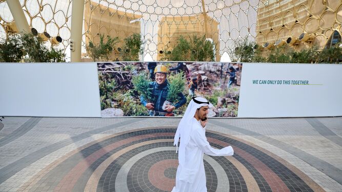 Un hombre camina por Expo City Dubai, poco antes del comienzo de la Cumbre del Clima.
