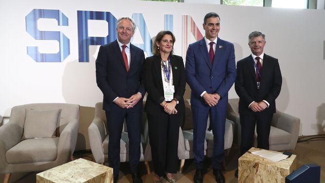 El CEO de Cepsa, Maarten Wetselaar; la ministra Teresa Ribera; el presidente del Gobierno, Pedro Sánchez; y el CEO de S2X, Brian Davis, ayer en Dubái.