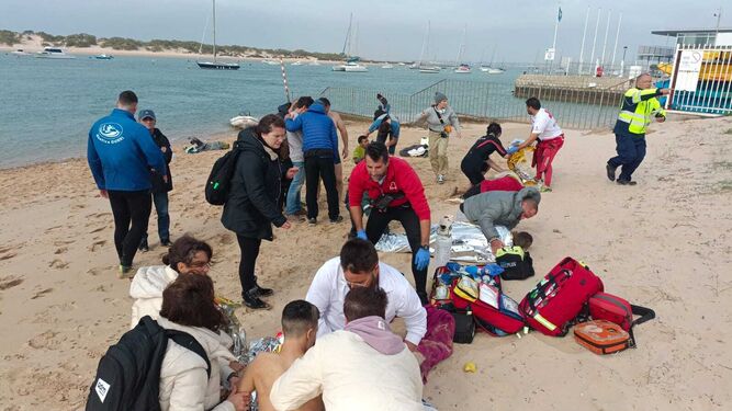 Inmigrantes auxiliados tras ser arrojados al mar.