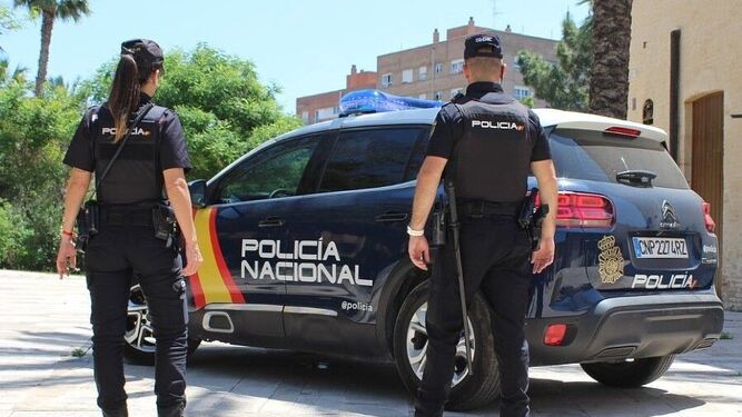 Dos agentes de la Policía Nacional en Huelva,
