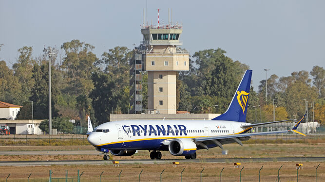 Un avión de Ryanair en la pista del Aeropuerto de Jerez.