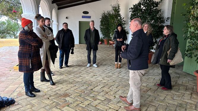 El técnico municipal Luis Flor recibió a los productores en una viña de Jerez