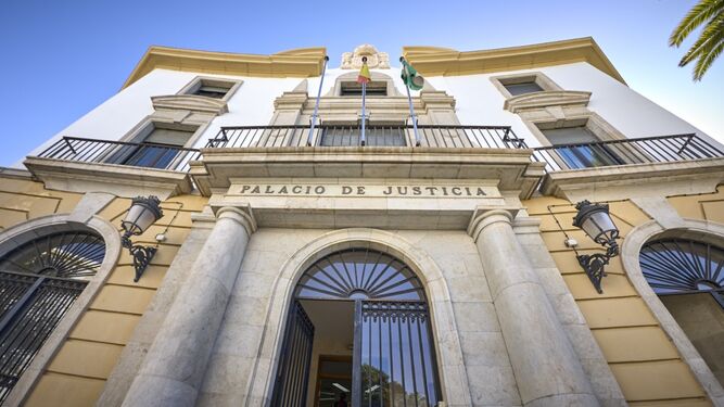 Acceso a la Audiencia Provincial de Cádiz, donde se celebró el juicio al oficial.
