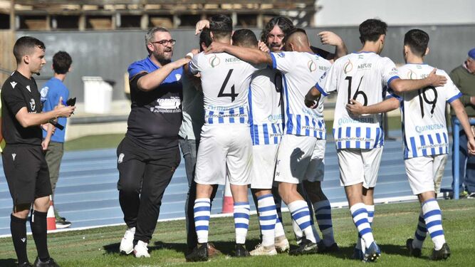 Los jugadores del Industrial celebran uno de sus goles al Racing Portuense en Chpaín.