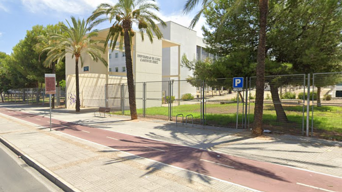 Acceso al campus de La Asunción en Jerez.