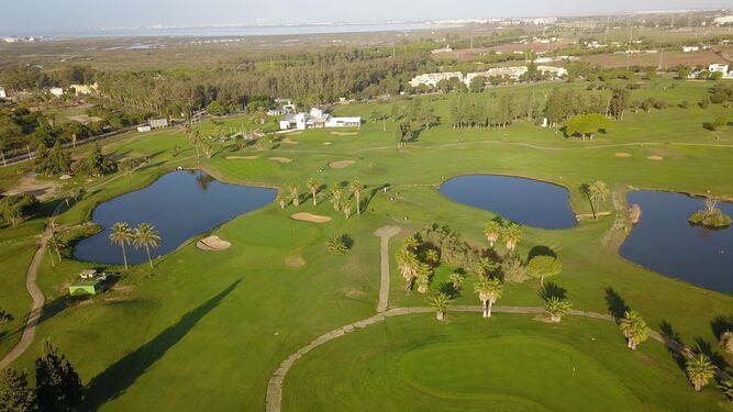 Espectacular vista aérea del campo de golf de VillaNueva, en Puerto Real.
