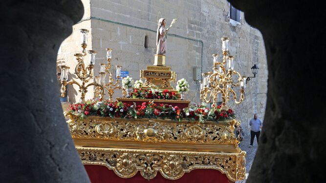 La Virgen Niña del colegio Montaigne presidió en la procesión de vuelta.