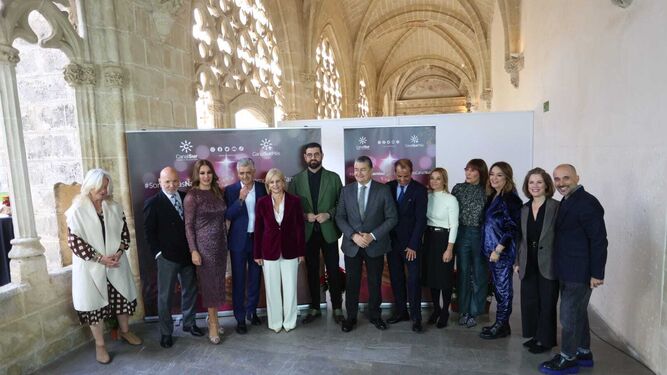 La alcaldesa de Jerez, María José García-Pelayo, y el director general de RTVA, Juande Mellado, junto al resto de invitados en los Claustros de Santo Domingo