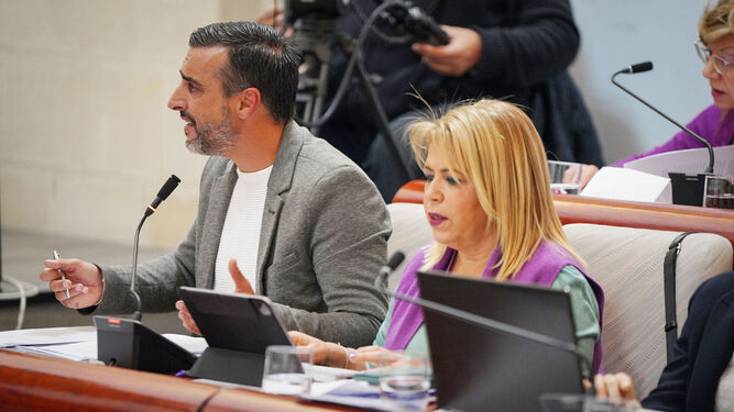 Mamen Sánchez y José Antonio Díaz (PSOE), durante un pleno.