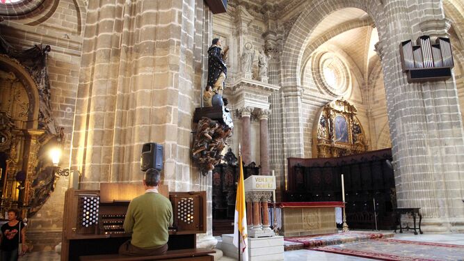 Ángel Hortas interpreta algunas piezas en el órgano  de la Catedral.