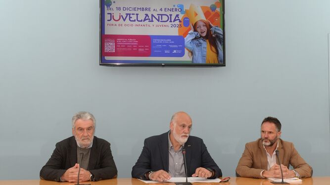 El vicepresidente segundo de la Diputación, Javier Vidal, junto a responsables técnicos del Área de Desarrollo a la Ciudadanía, Manuel Rodríguez y Alejandro Bernal.