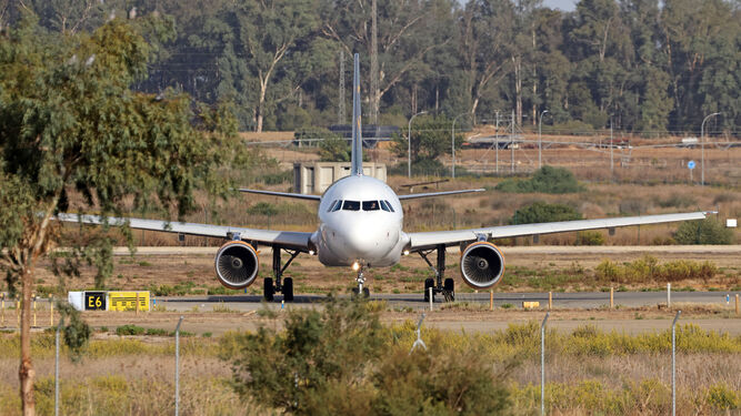 Un avión aproximándose a la pista del Aeropuerto de Jerez para despegar