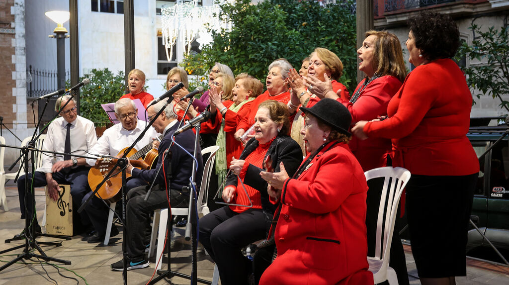 Los mayores de Jerez cantan a la Navidad