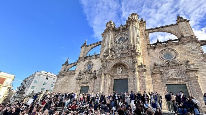 Fachada de la Catedral de Jerez esta Navidad durante la celebración de una Zambomba tradicional.