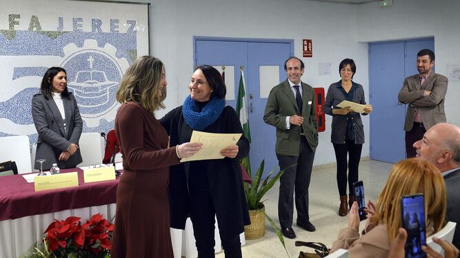 La delegada de Empleo, Nela García, en el Centro SAFA Jerez entregando el diploma a una de las mujeres participantes en el curso