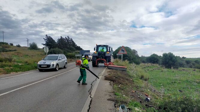 Operarios de la Junta de Andalucía durante el segado de la vegetación una de las carreteras