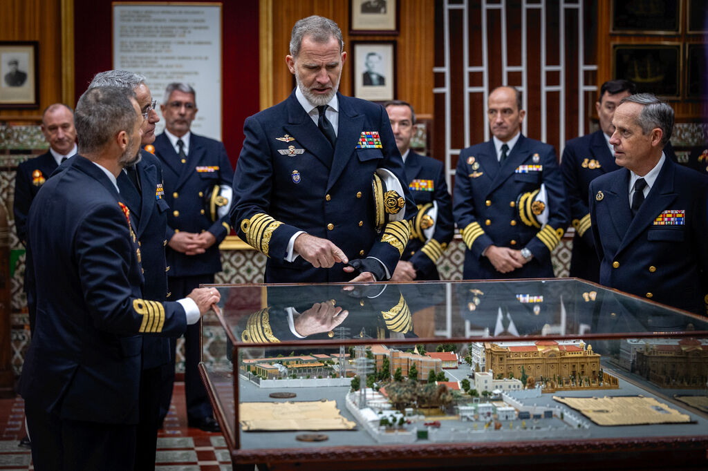 Las im&aacute;genes de la visita del Rey Felipe VI a la Escuela de Suboficiales de la Armada en San Fernando
