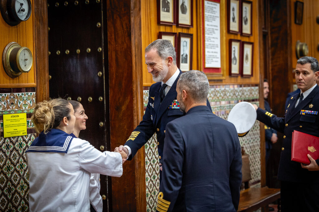 Las im&aacute;genes de la visita del Rey Felipe VI a la Escuela de Suboficiales de la Armada en San Fernando