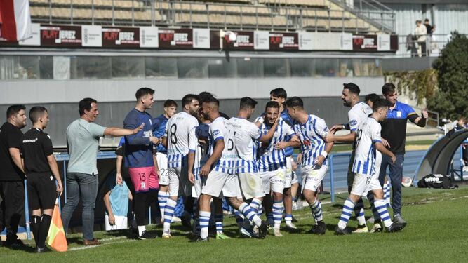 Los jugadores del Jerez Industrial celebran uno de sus goles al Portuense en Chapín.