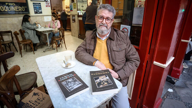 Antonio Rojo sentado en el conocido establecimiento de la Moderna, lugar que aparece en su novela ‘Zambomba’.