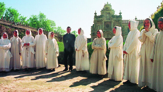 Las Hermanas de Belén de la Cartuja con el obispo Juan del Río, tras su llegada en marzo de 2002.