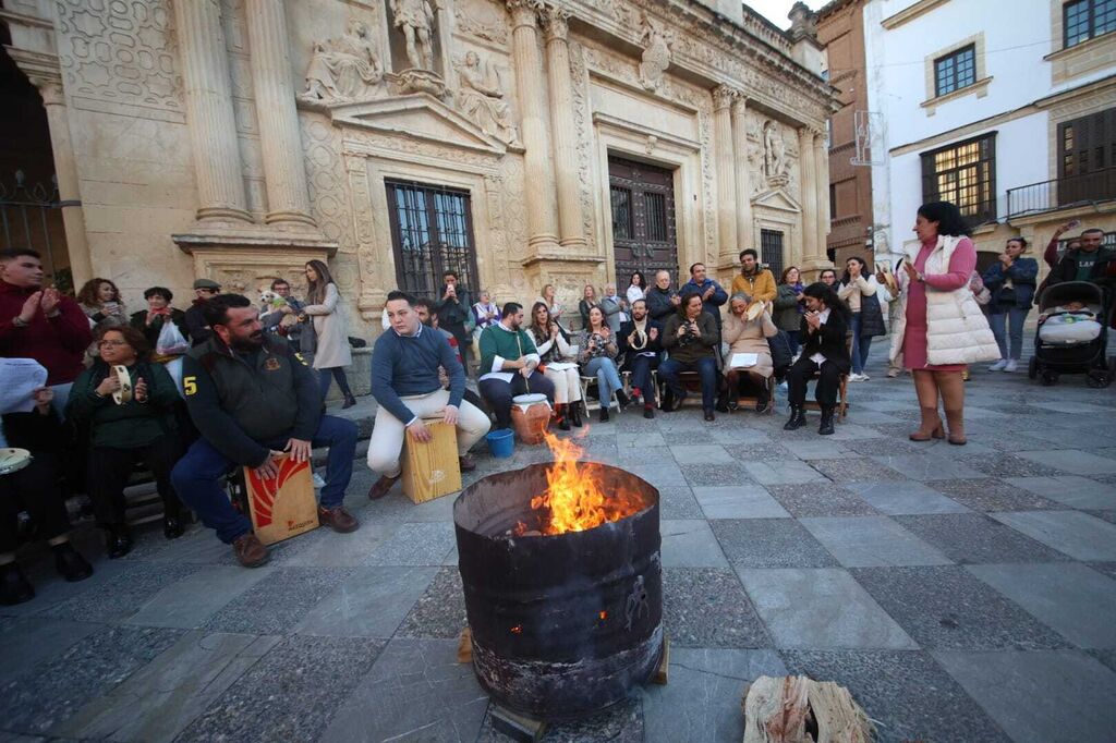 La Hermandad de La Sed le canta a la Navidad en la plaza de La Asunci&oacute;n con su tradicional zambomba