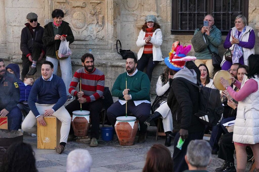 La Hermandad de La Sed le canta a la Navidad en la plaza de La Asunci&oacute;n con su tradicional zambomba