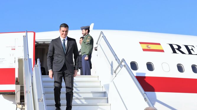 Imagen de archivo de Pedro Sánchez bajando del Falcon presidencial.
