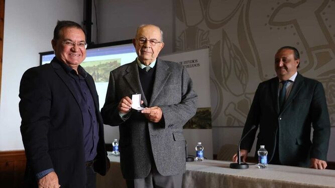 Antonio Mariscal recibiendo la insignia de honor del Centro de Estudios Históricos Jerezanos.