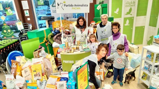 PACMA ayuda a las protectoras de animales de diferentes ciudades con recogida de alimentos y paseos pre-adopción