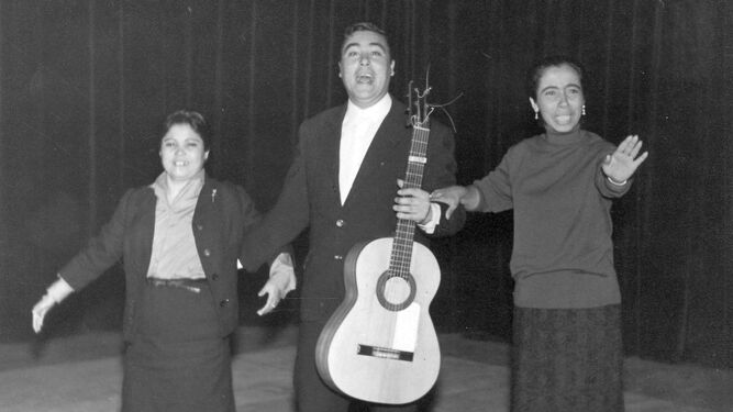Pedro Peña, con Fernanda y Bernarda de Utrera, en un acto de la Cátedra.