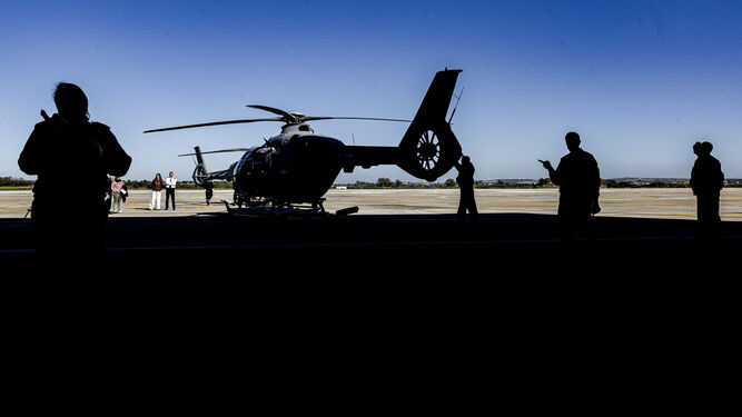 Uno de los nuevos helicópteros de la Armada en la pista de la Base de Rota.