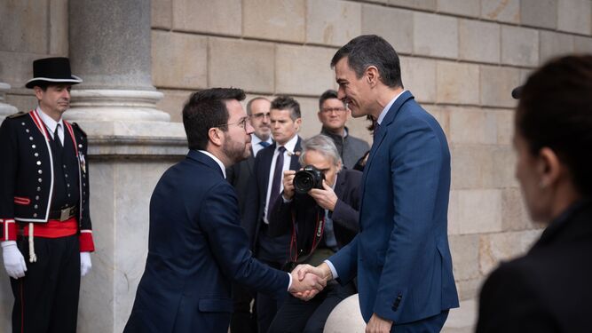 El presidente del Gobierno, Pedro  Sánchez, y el president de la Generalitat de Catalunya, Pere Aragonès.
