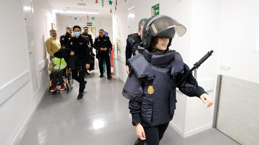 La Polic&iacute;a Nacional de Jerez con los ni&ntilde;@s hospitalizados en el Hospital Universitario