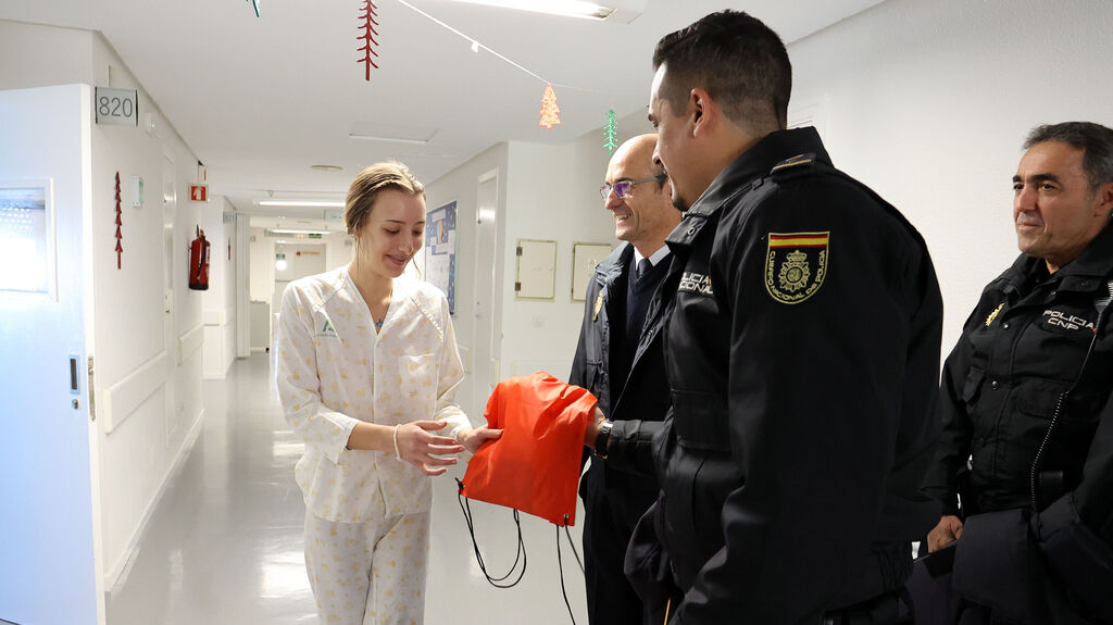 La Polic&iacute;a Nacional de Jerez con los ni&ntilde;@s hospitalizados en el Hospital Universitario