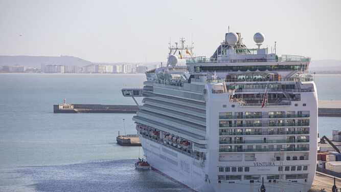 Un crucero en el Puerto de Cádiz.