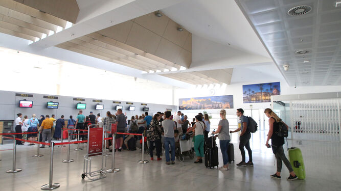 Viajeros en el Aeropuerto de Almería.