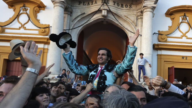 Morante de la Puebla sale por la Puerta del Príncipe de la Maestranza en la pasada Feria de Abril.