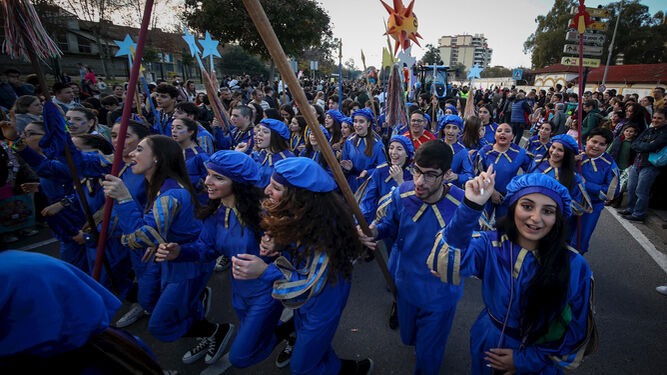 Varios adolescentes participando en la Cabalgata de Reyes de Jerez del año pasado