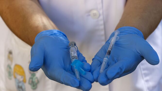 Una sanitaria muestra dos vacunas en una imagen de archivo