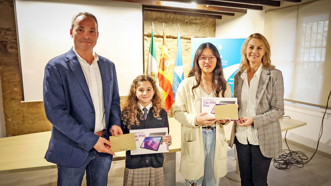María Durán de El Altillo International School y Elena Jin del Centro Inglés, reciben el premio de  Andrés Díaz, presidente Consorcio de Aguas de la Zona Gaditana, e Isabel Mora, representando a El Corte Inglés.