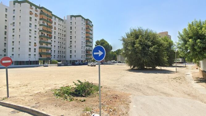 Los terrenos donde irán el nuevo aparcamiento entre las avenidas de Las Acacias y María Auxiliadora
