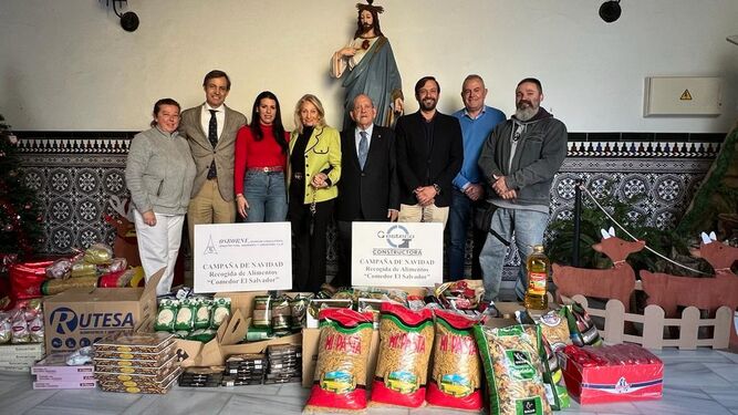 Directivos y personal del Grupo de Empresas Álvaro Osborne, en la entrega de alimentos al Comedor de El Salvador.