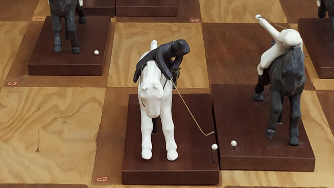 Las piezas de la obra escultórica Estrategia II se muestran haciendo un símil con el ajedrez.
