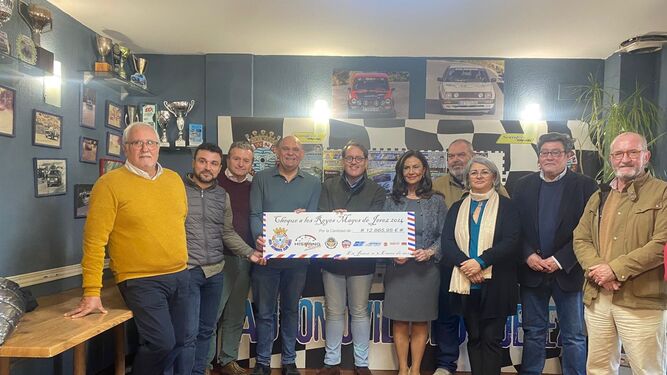 El Real Automóvil Club Jerez entrega 12.666 euros a la Asociación de los Reyes Magos.