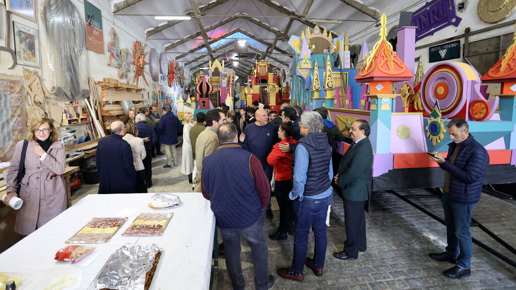 Los Reyes Magos visitan sus carrozas en el taller de Fiestas de Jerez