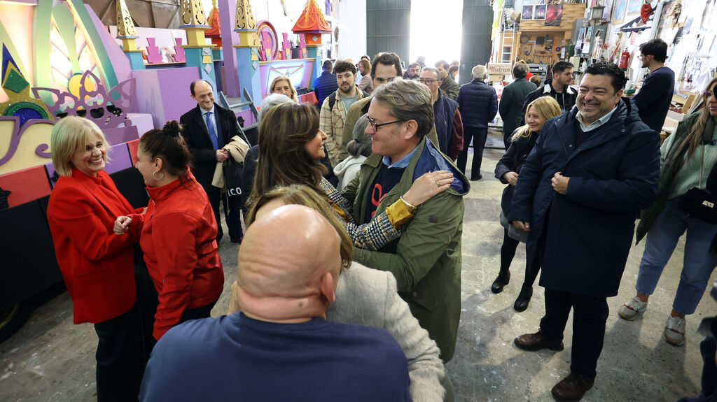 Los Reyes Magos visitan sus carrozas en el taller de Fiestas de Jerez