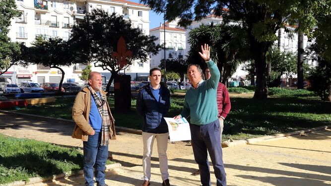 . El teniente de alcaldesa de Servicios Públicos, Jaime Espinar, acompañado de técnicos municipales en el Parque Scout de Jerez